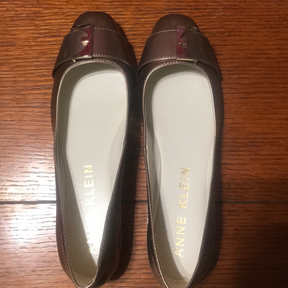 Brand new gold/bronze Anne Klein flat